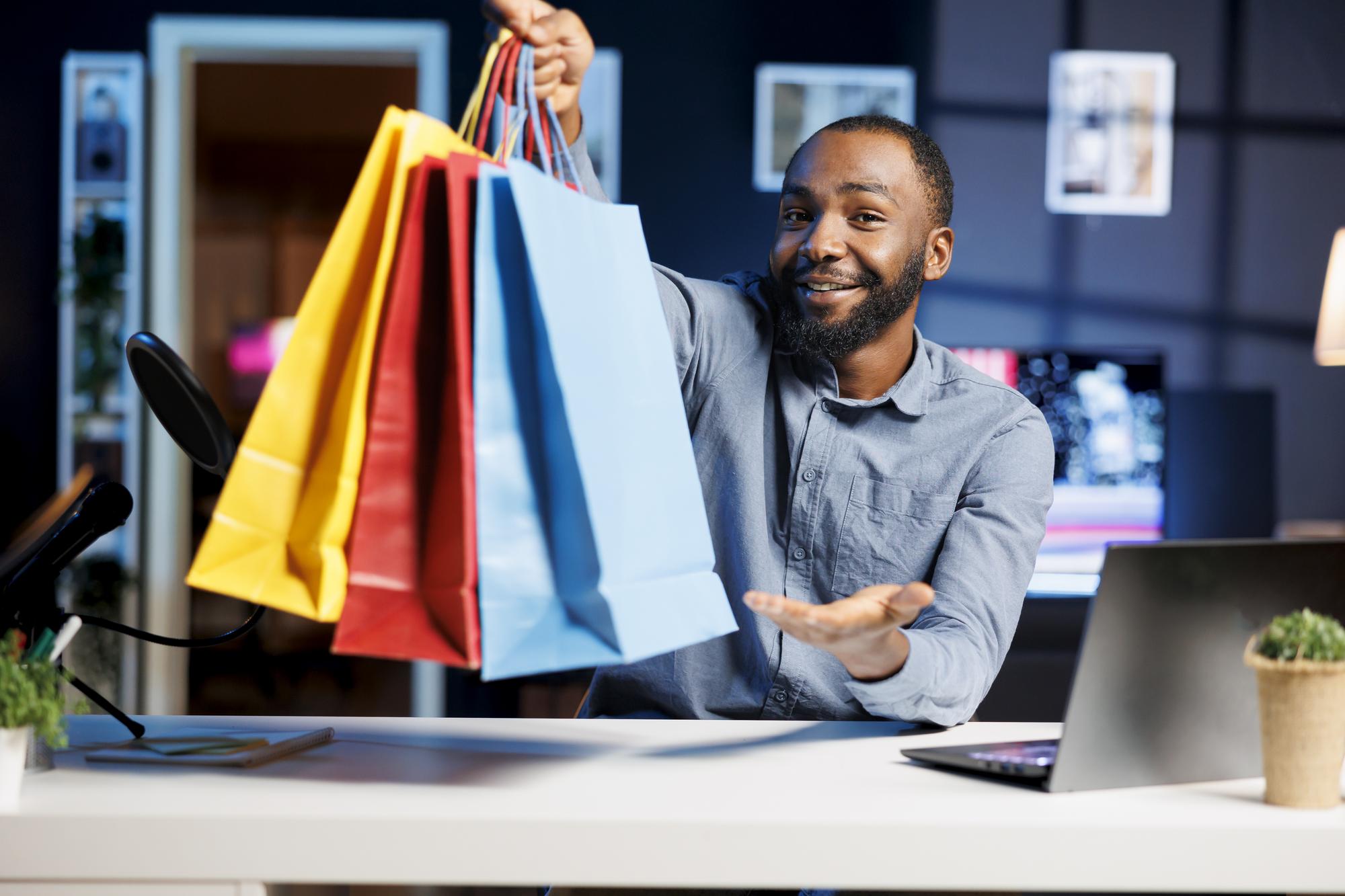 Entrepreneur africain gérant sa boutique en ligne